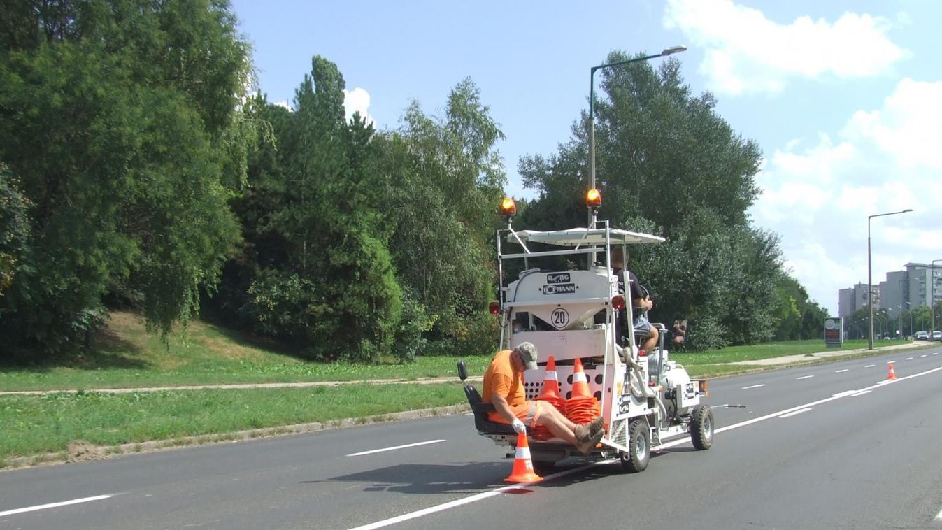 Útburkolati jeleket festenek