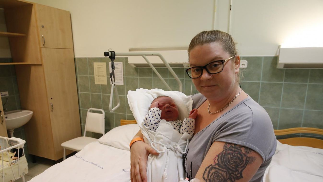 Megszületett az új év első babája
