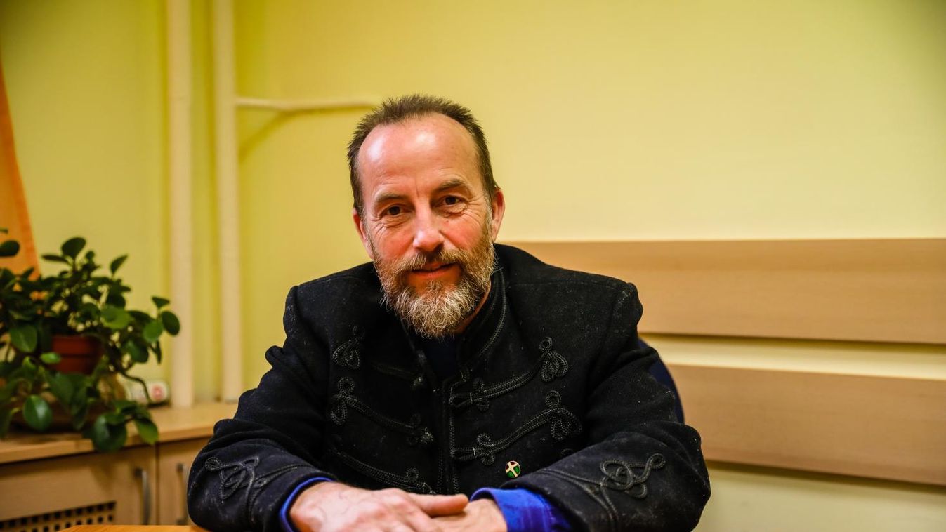 Molnár József a saját pályáját járja