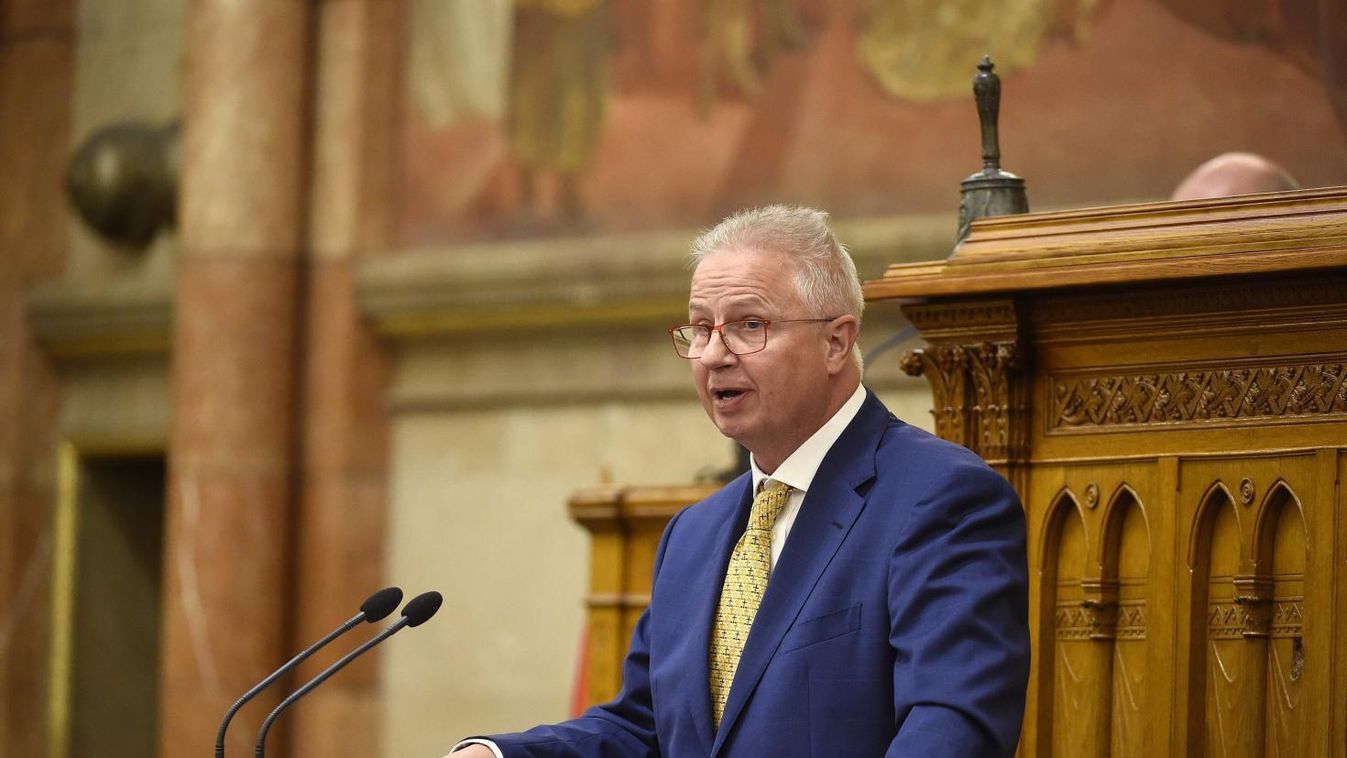 Trócsányi: a migráció miatt kell módosítani az alaptörvényt