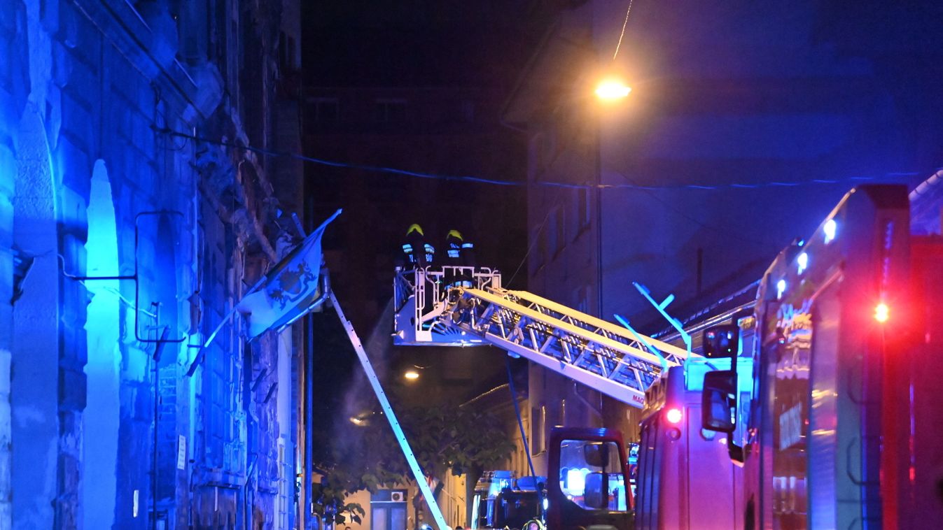 A tetőre menekültek az emberek a tűz elől egy munkásszállón