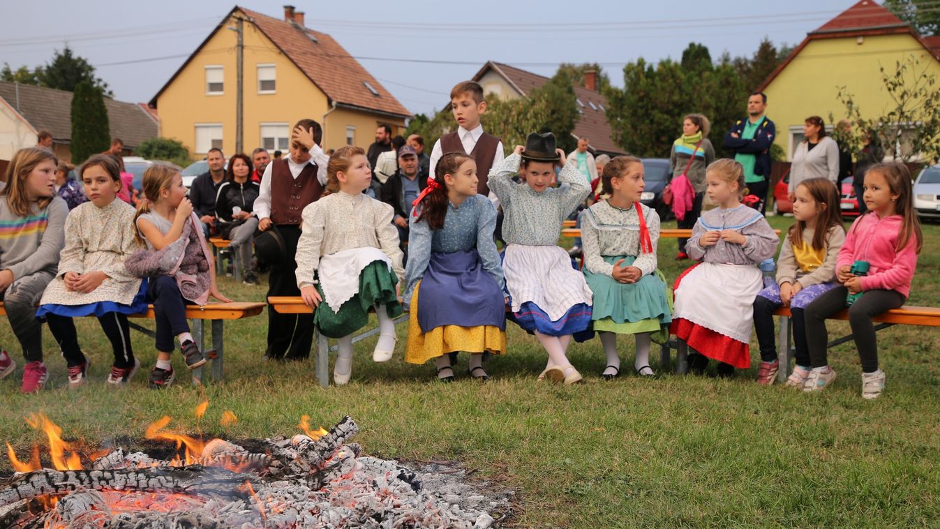Közös szalonnasütés és egy remek barátkozós délután volt Szent Mihály napján