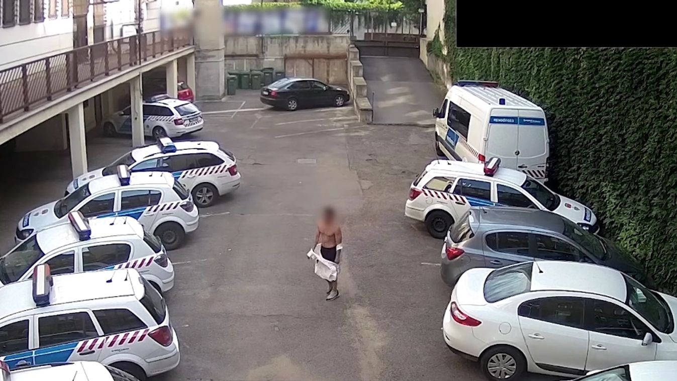 Félmeztelenül mászott be a rendőrség udvarára egy férfi Budapesten (videó)