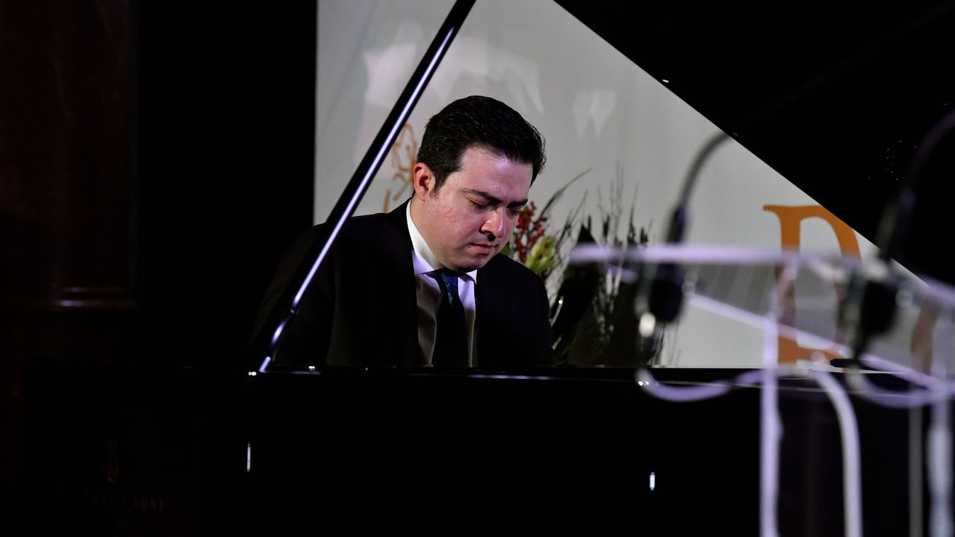 Balázs János és a Magyar Rádió Szimfonikus Zenekara ad koncertet