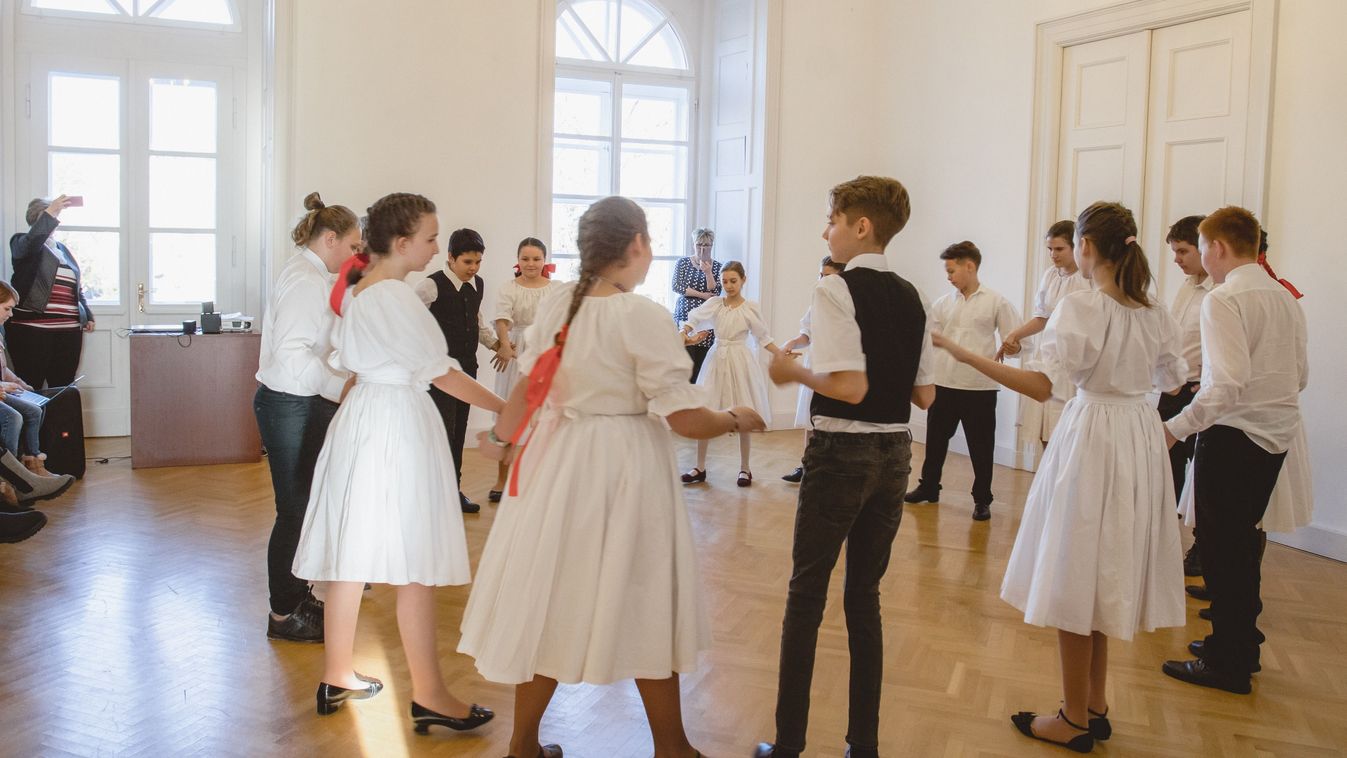 Hagyományőrző program és néptáncműsor