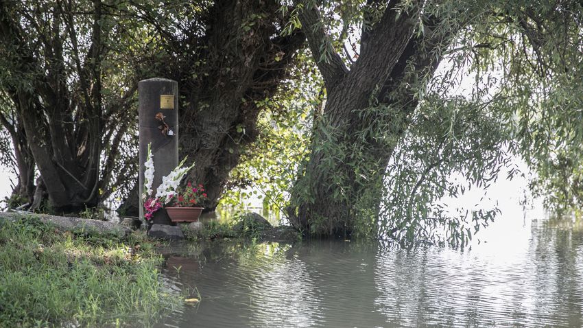 The illegal cemetery is under water again