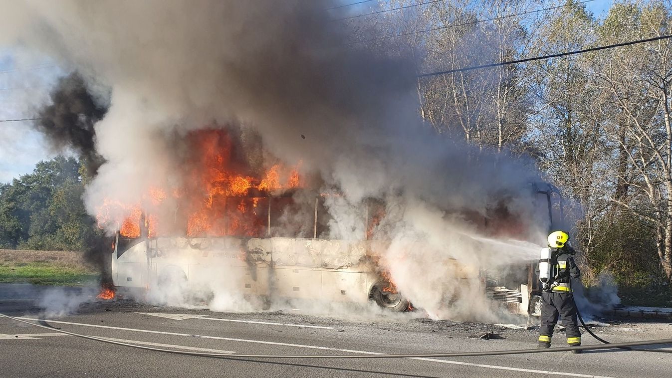 A buszsofőr lélekjelenléte mentette meg az utasok életét - videón az égő busz - képgalériával