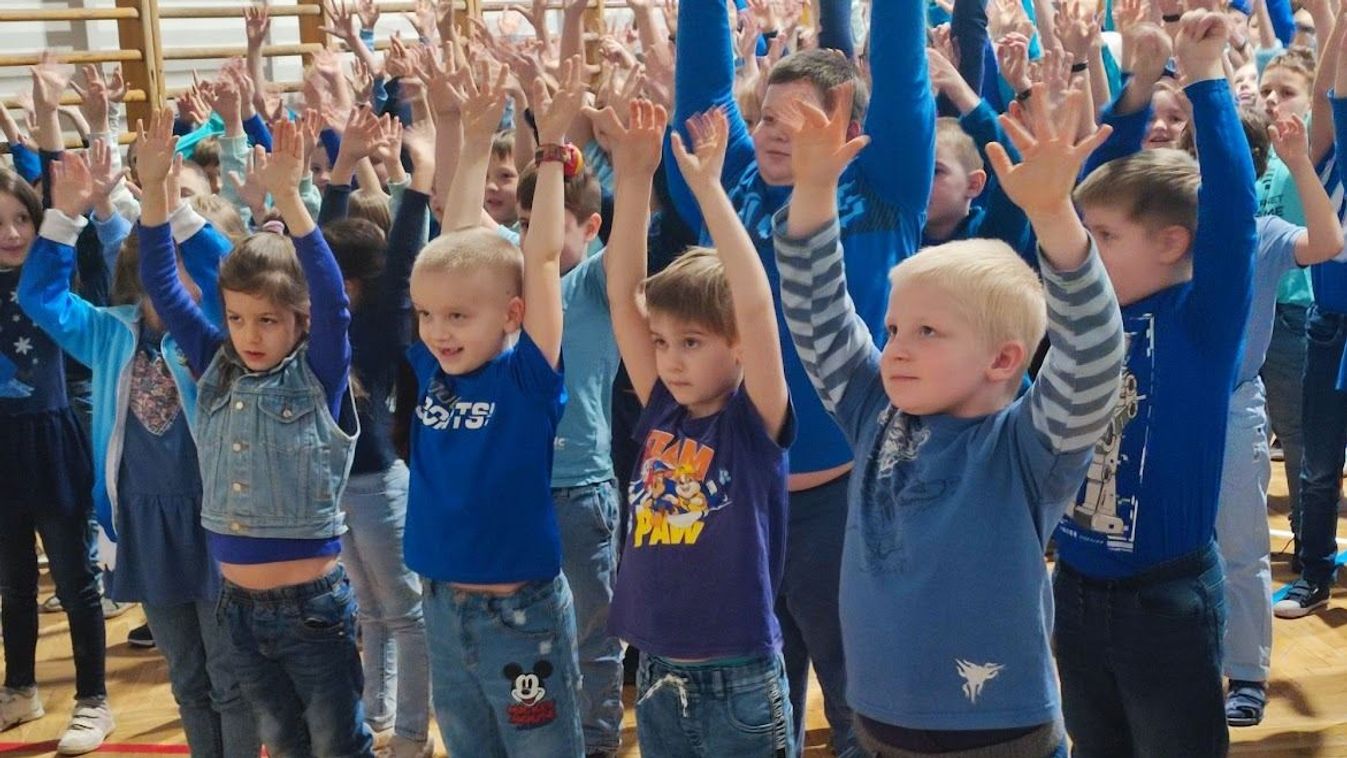 The students of the Petőfi school in Dunaújváros came to the World Day dressed in the blue color of water.