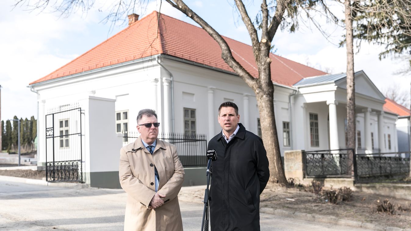 Kegyeletsértő a kolbászfesztivál a felújított Mondbach - kúriában