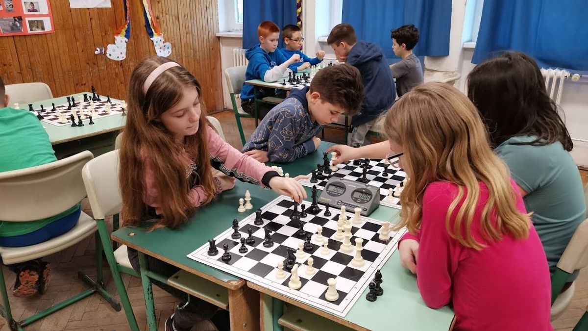 Ötvenkét diák mozgatta a bábukat a Petőfi iskola sakkversenyén