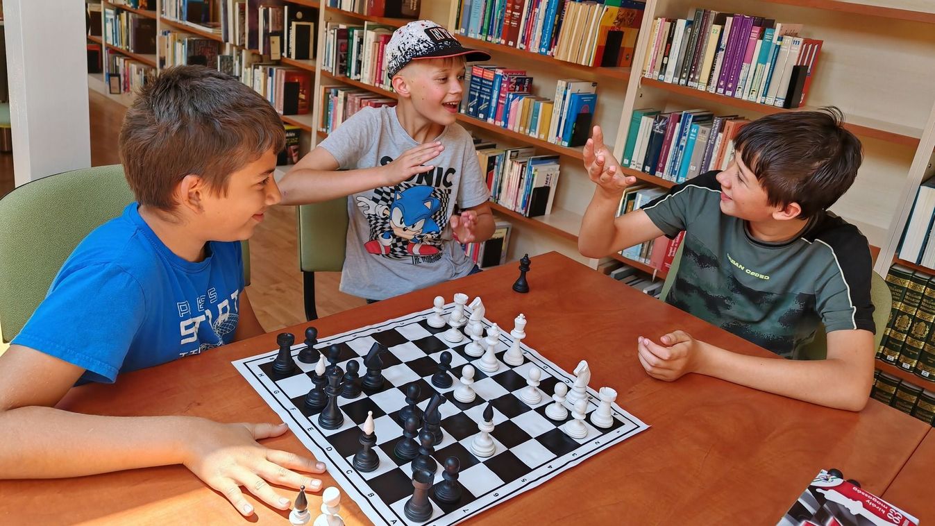 Olvasnivalót és játékokat is kínál a baracsi könyvtár