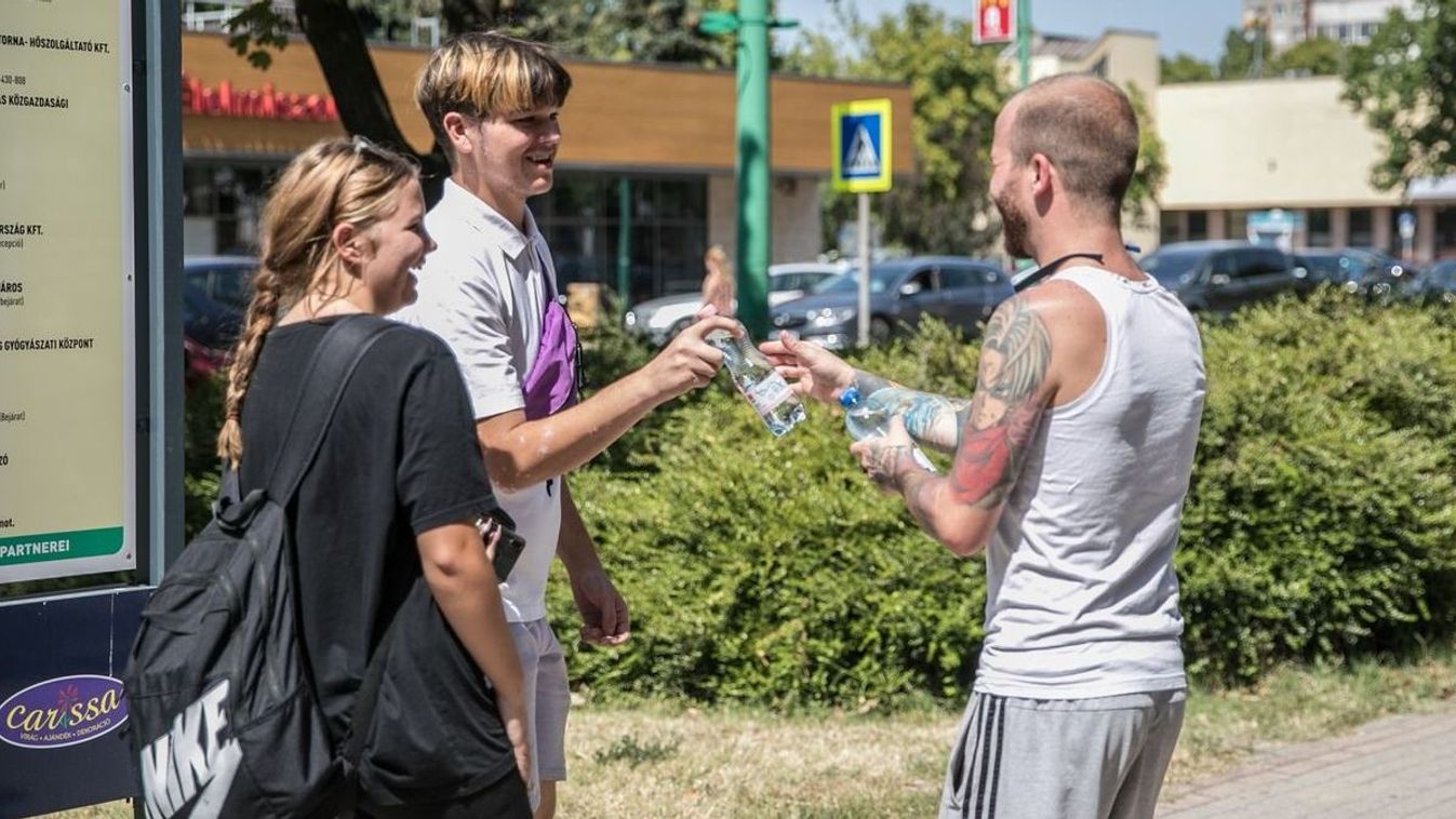 Hűsítőket osztogatnak kedden