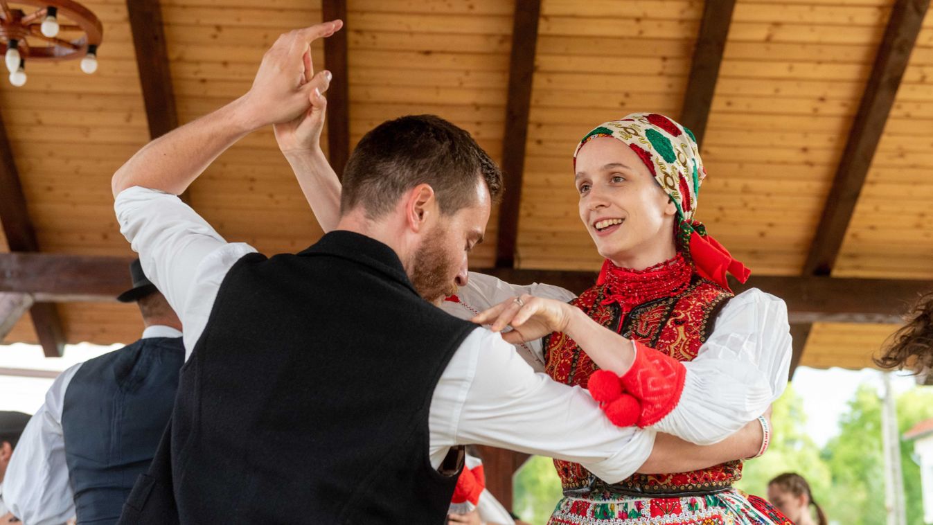 Nagy figurák – íme, a Kárpát-medence legendás néptáncosai! (videó)