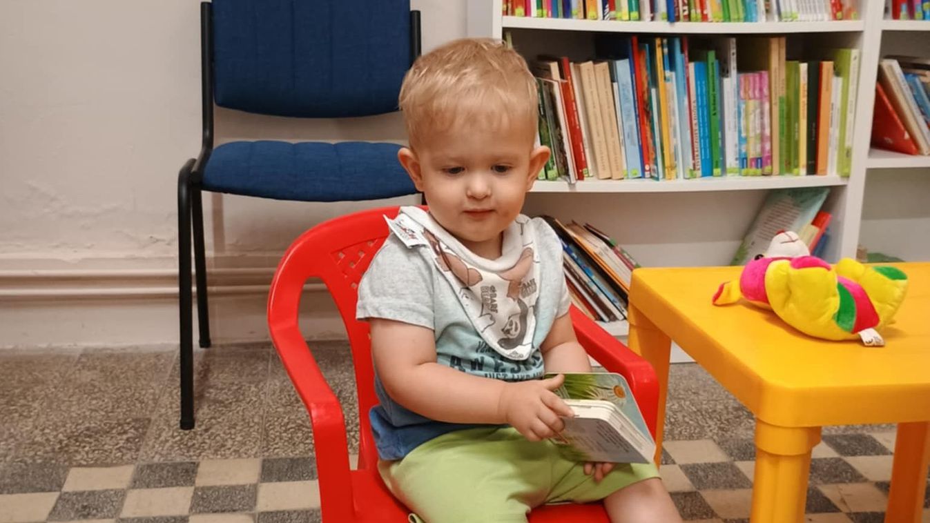 Andorka Kiapostag legfiatalabb könyvrajongója