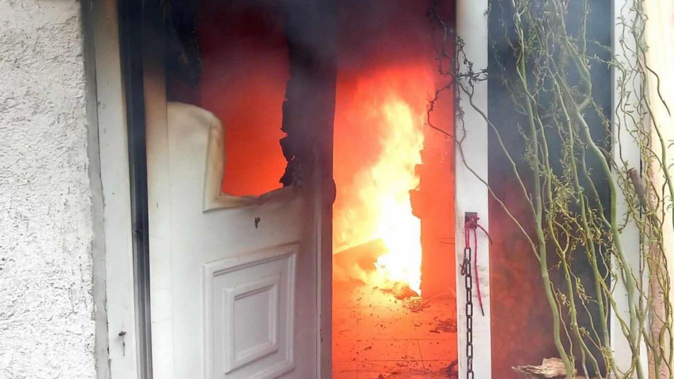 Egy perc alatt hős lett a rendőr, aki a lángoló házból mentette ki az idős asszonyt