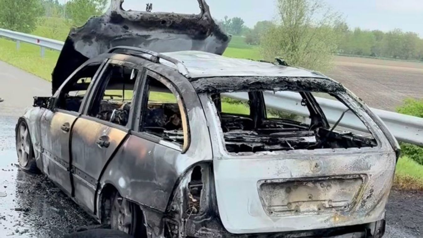 Lángok között az M6-oson – Aurelio végignézte, ahogy leég az autója