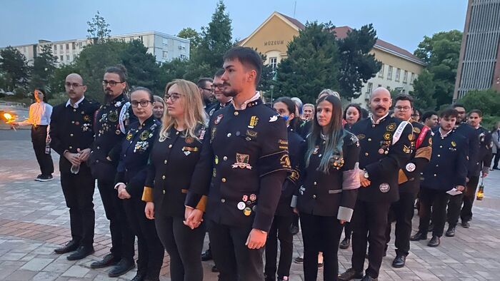 Valéta fáklyafényben – Élő hagyomány Dunaújváros utcáin