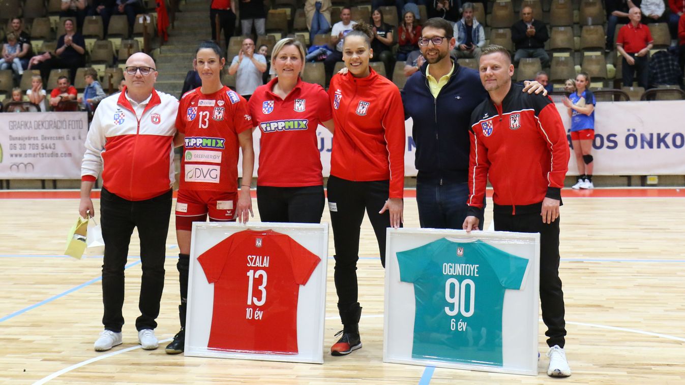 Megható pillanatok, könnyes búcsúzás a sportcsarnokban