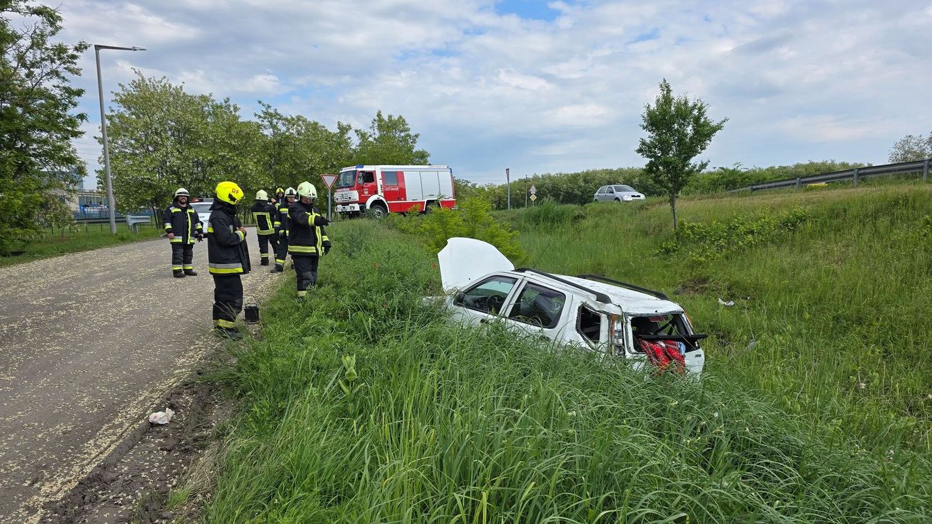 Árokba hajtott egy autó a 61-es főúton