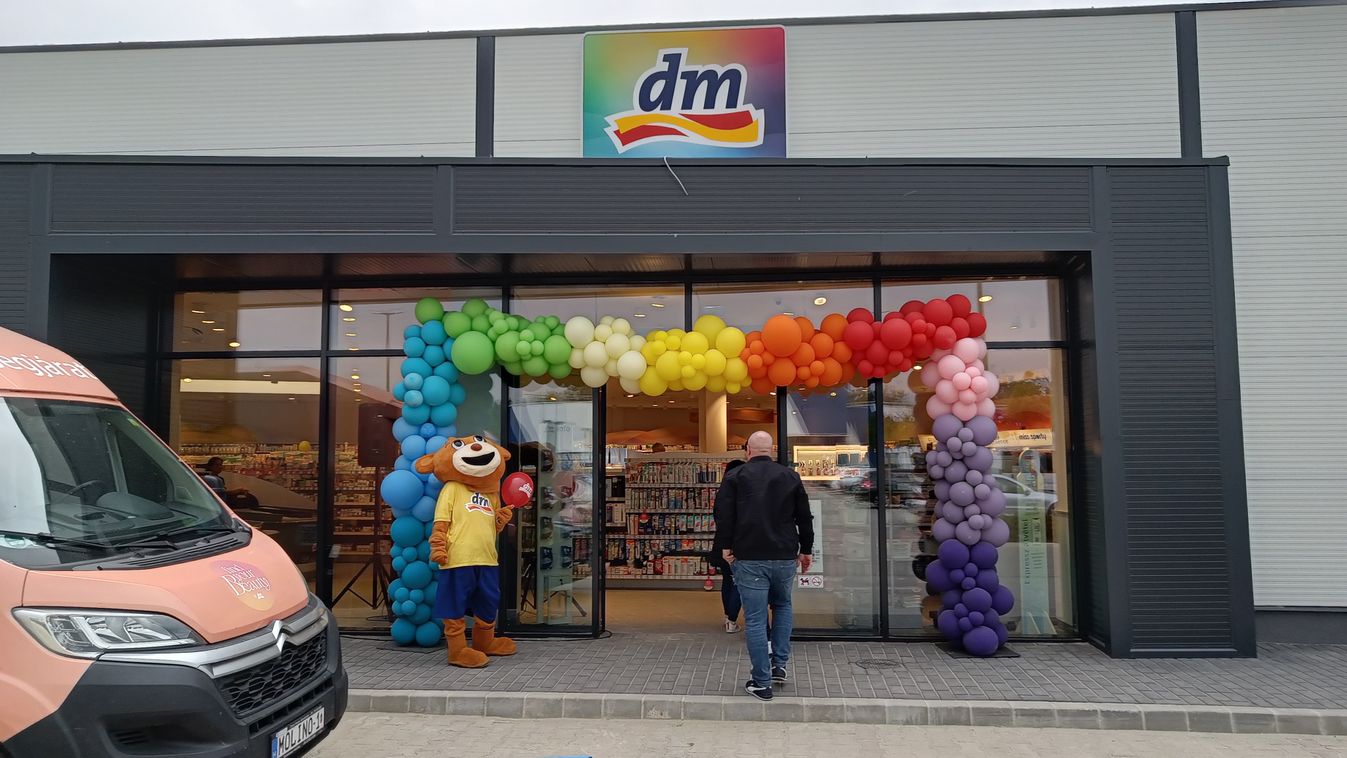 Megnyitott a DM és be is zárt
