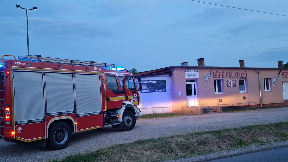Forgalmi fennakadást okozhat egy megrongálódott villanyoszlop Mezőfalván
