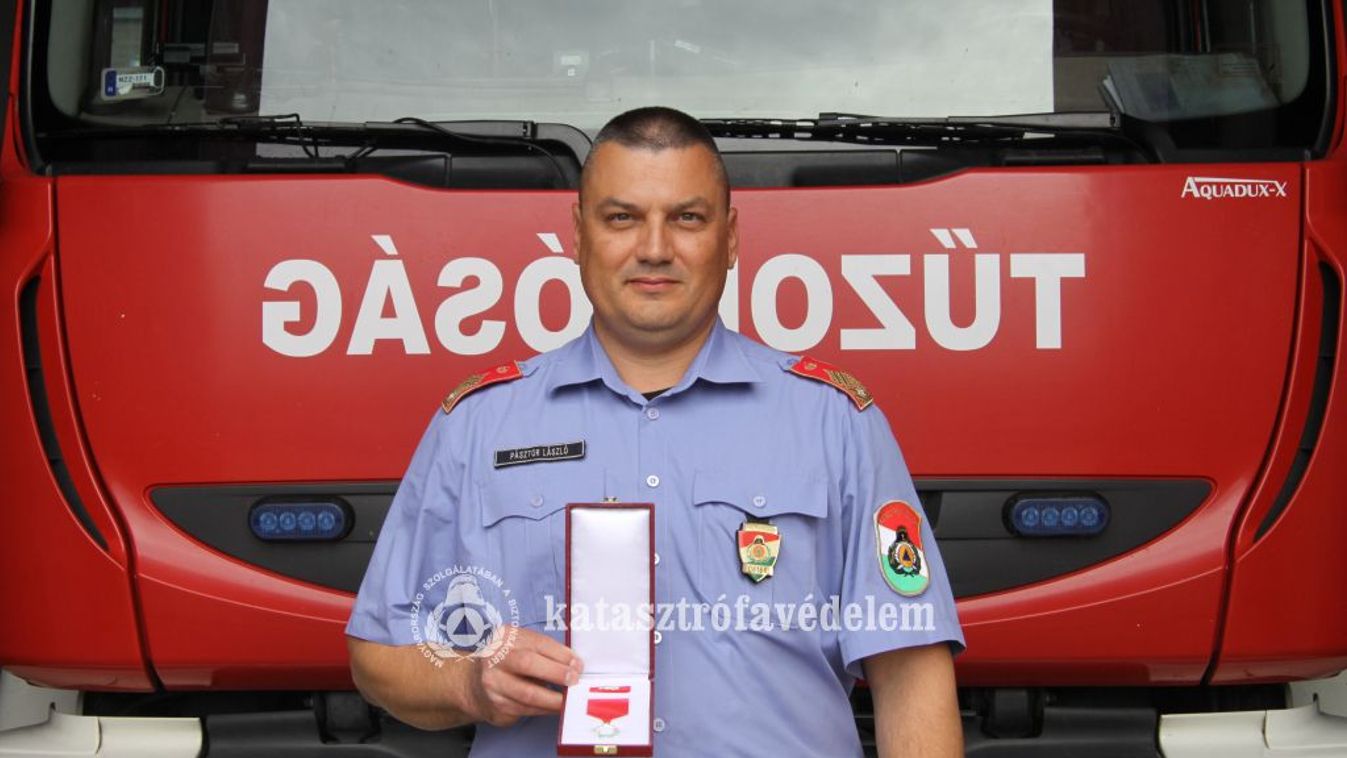 Díjat kapott a dunaújvárosi hős – 20 év szolgálat a lángok közt