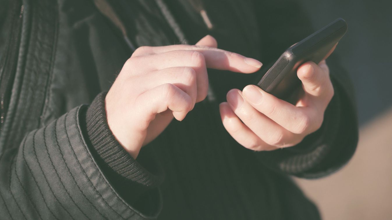 Telefonozás közben liftaknába zuhant egy fiatal (videó)