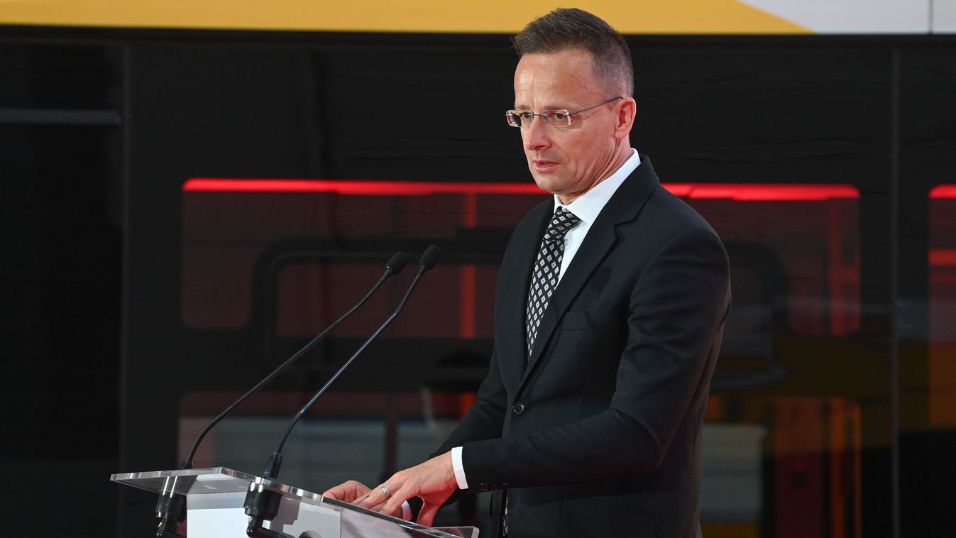 Szijjártó Péter: ne sértegessék a magyarokat azok, akik a saját nemzetükkel sem konzultálnak