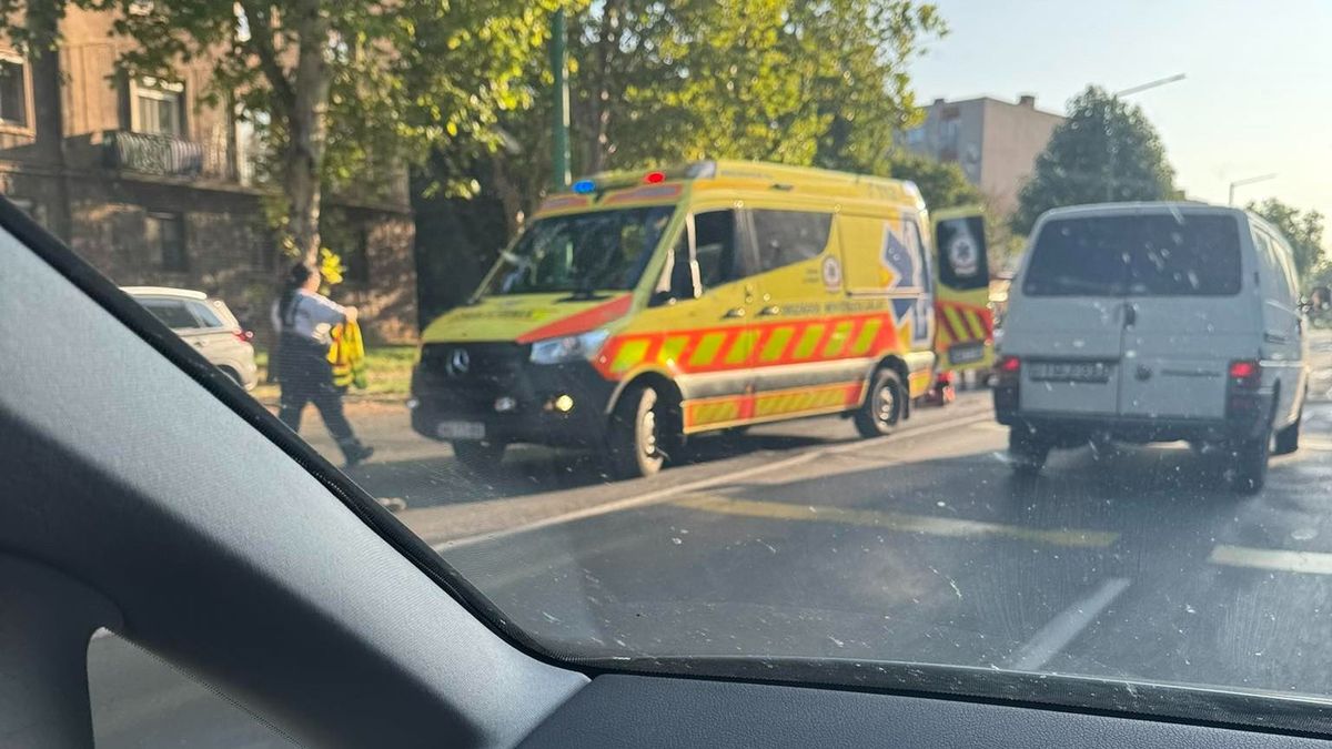 Baleset rázta meg a reggeli forgalmat Dunaújvárosban – gyalogost gázoltak, mentőhelikopter is érkezett