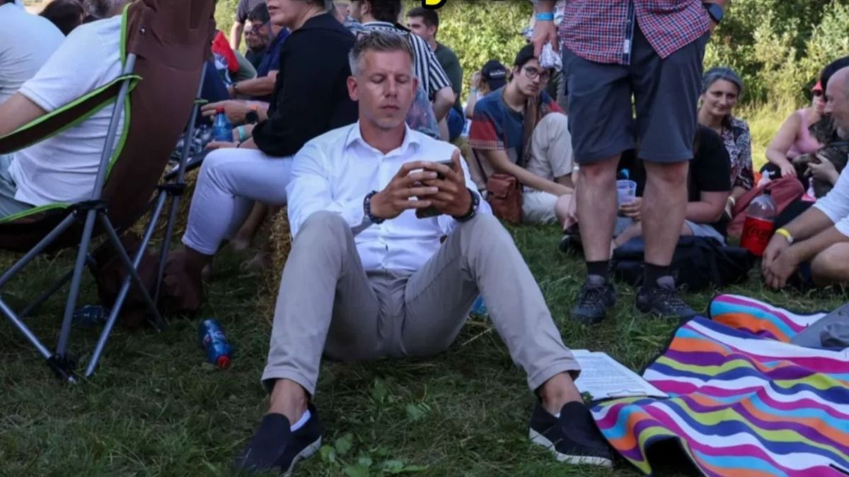 Zelenszkijt támogató amerikai baloldali szervezet jelent meg Magyar Péter mögött