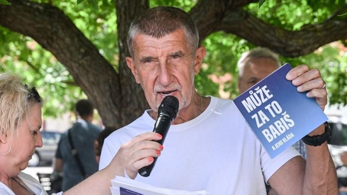 Andrej Babist megtámadták egy választási gyűlésen