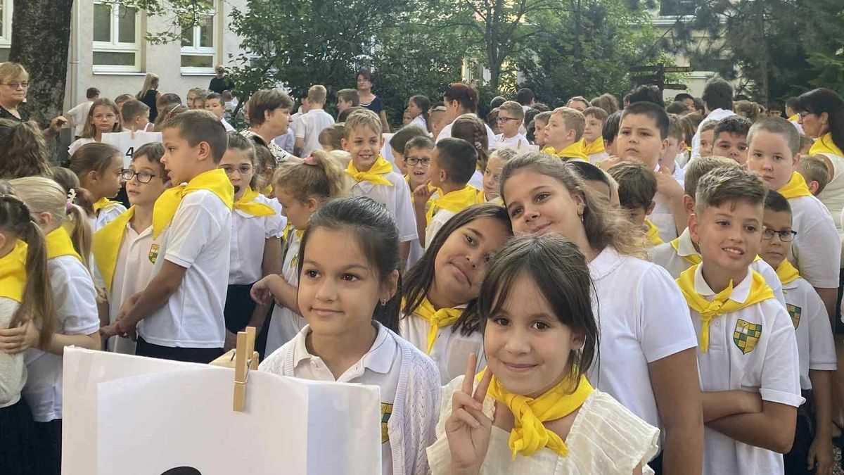 Mosolyok és izgalom kísérte a tanév kezdetét a Vasvári iskolában! (galériával és videóval)