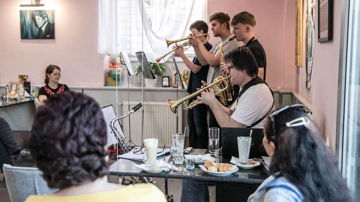 Újabb zenés est a Zenélő Jakó Cukrászdában – jazz, fiatalok, finomságok