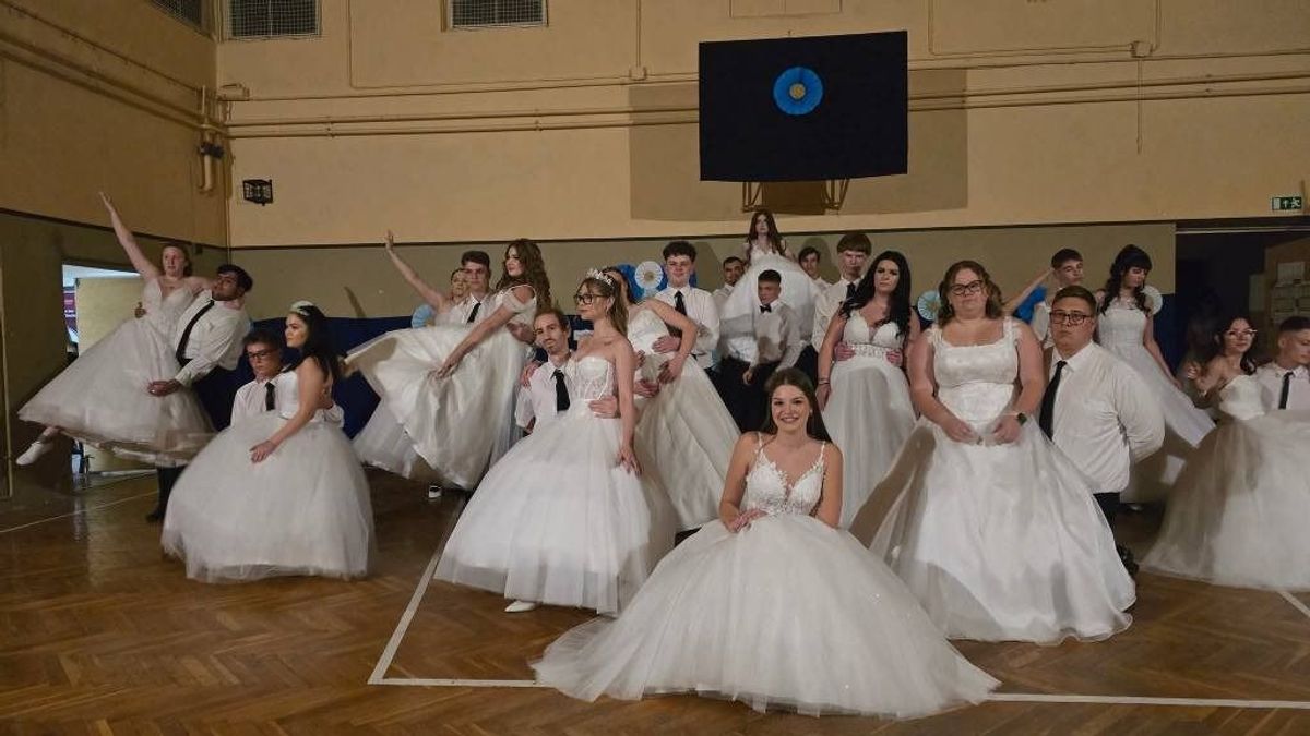 Szalagavató bál volt Pusztaszabolcson is – galériával