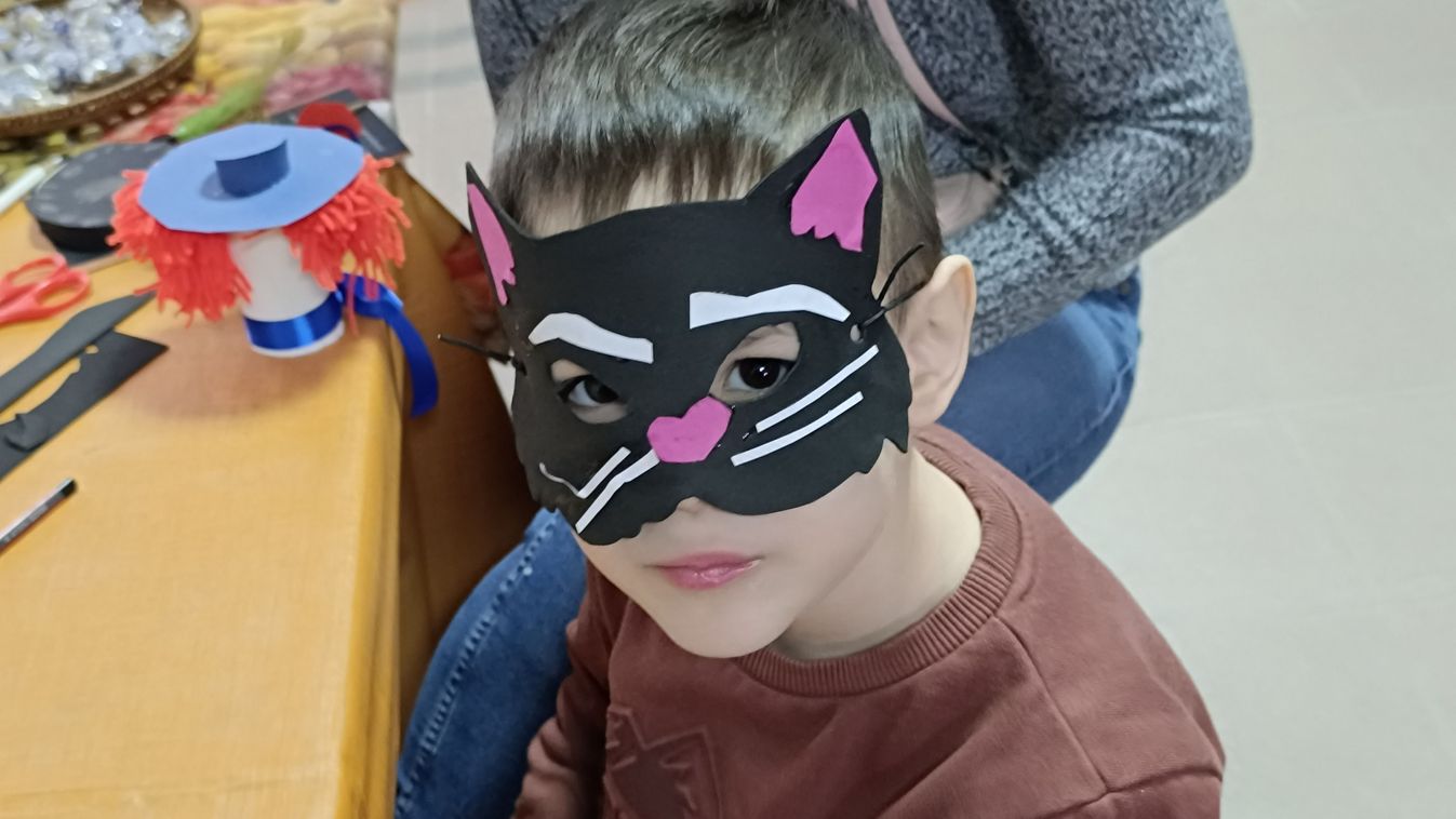 Vágtak, ragasztottak, farsangoltak