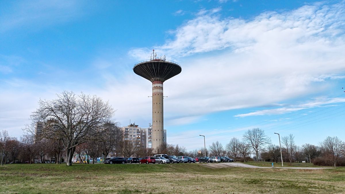 Szél borzolja a hajakat Dunaújvárosban