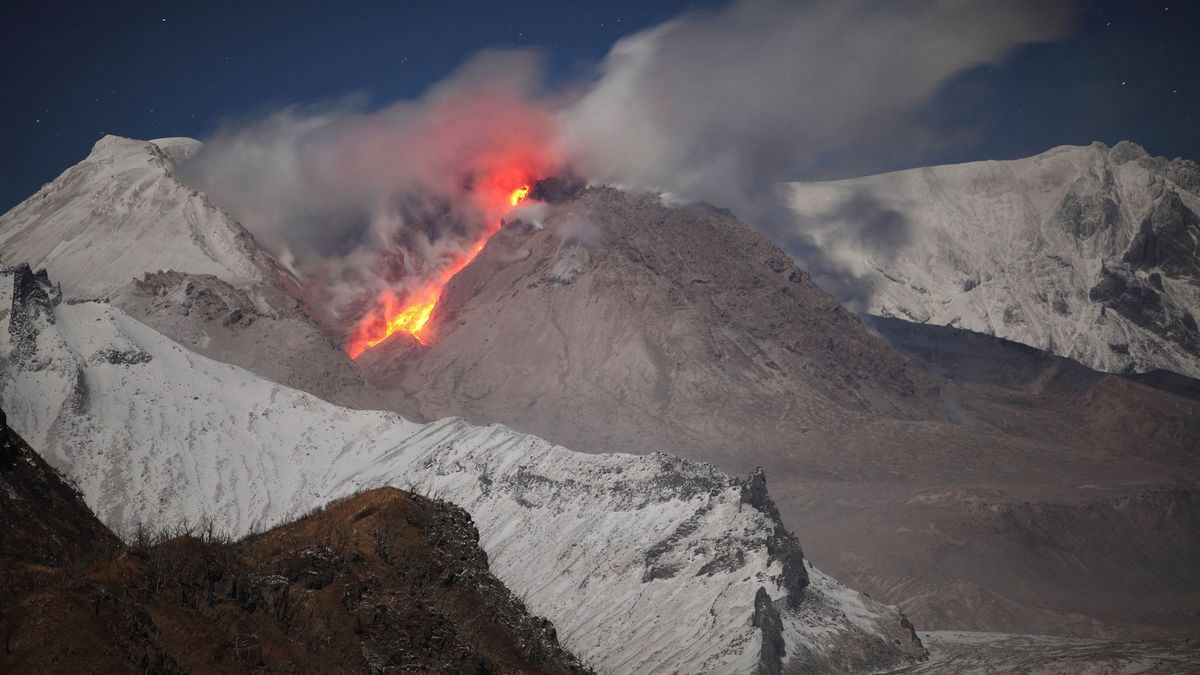 Vörös fokozatot rendeltek el a légi közlekedésben a kamcsatkai vulkánkitörés miatt