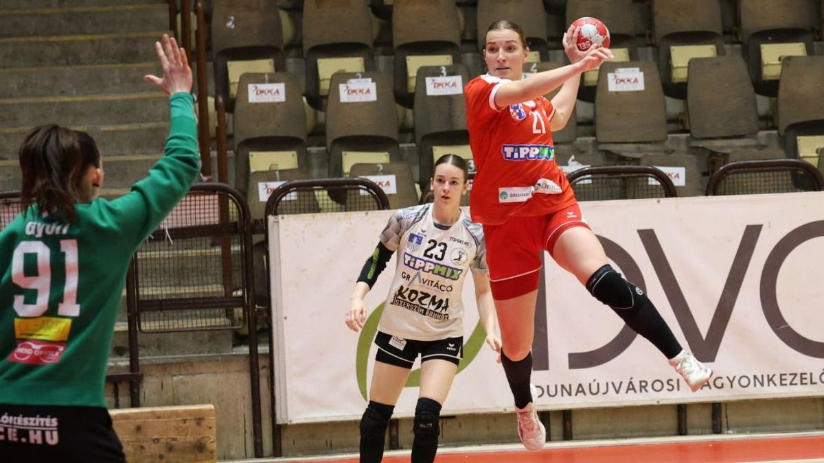 Le a kalappal a dunaújvárosi lányok előtt – képgalériával