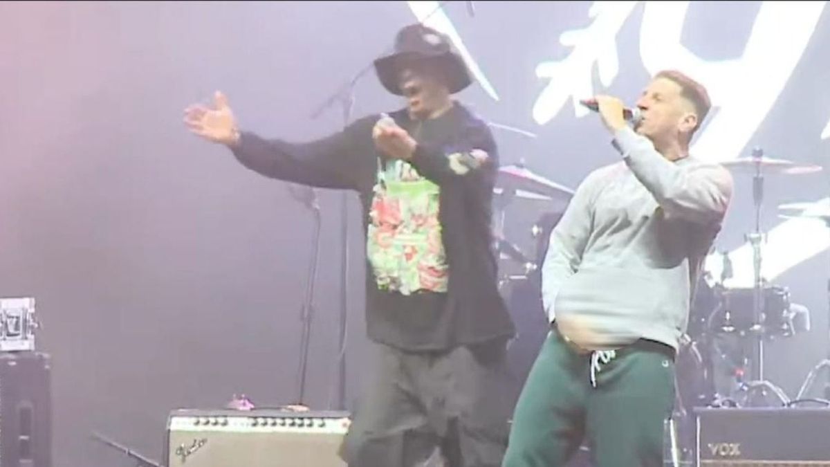 Bocsánatkéréssel magyarázkodik a herelóbáló tiszás énekes