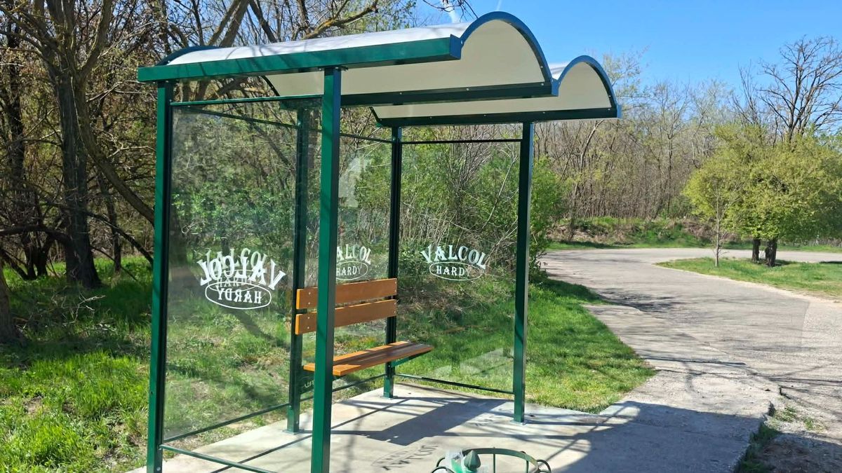 Megújultak a buszvárók Perkátán – kényelmes és biztonságos várakozás mindenki számára!