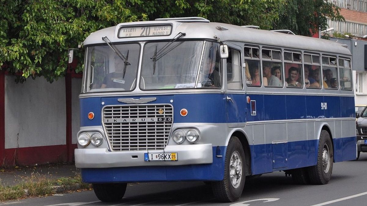 Ismét legendás Ikarus buszok közlekednek Dunaújváros utcáin