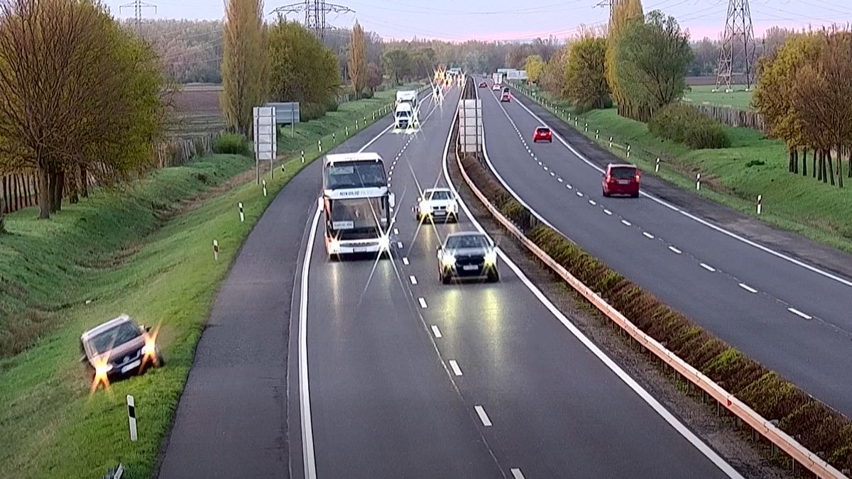 Videón: sokáig egy autós sem állt meg segíteni a bajba jutott sofőrnek