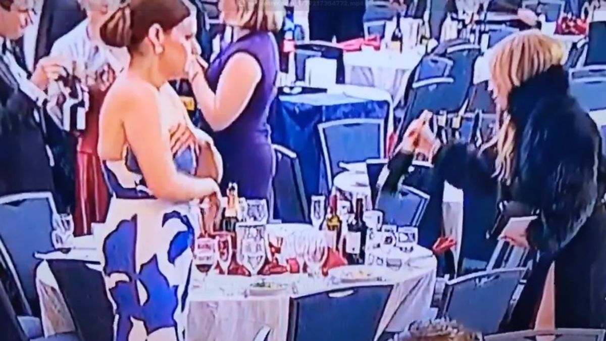 Lövöldözés után borosüvegeket szedett össze egy nő a gálán, ahonnan Trumpot is kimenekítették (videó)