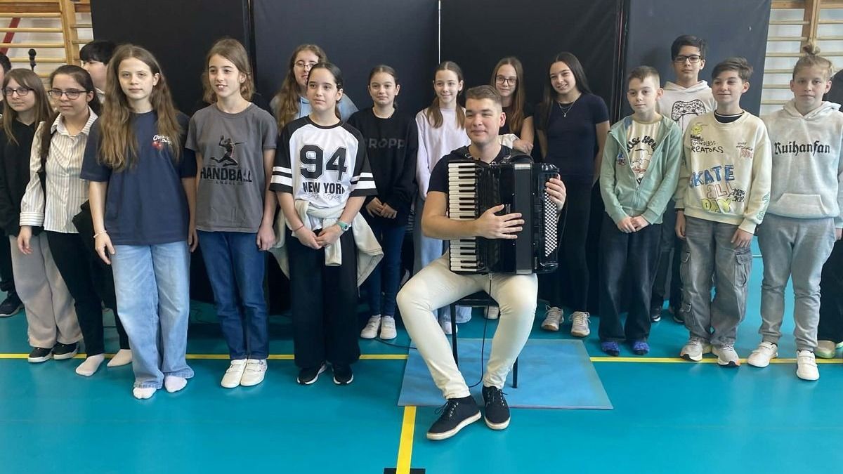 Harmonikaszó töltötte meg a Dózsa iskolát – nem akármilyen nap volt!
