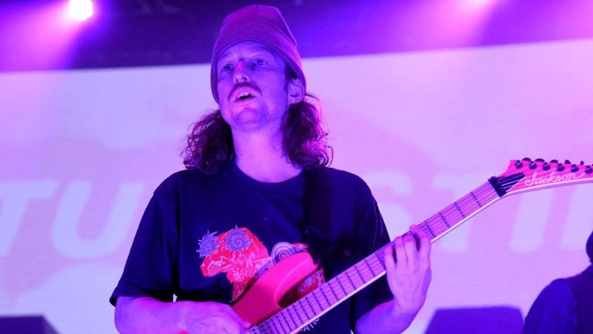 Brutális bosszú: az énekes apját gázolhatta el a Grammy-díjas banda volt gitárosa