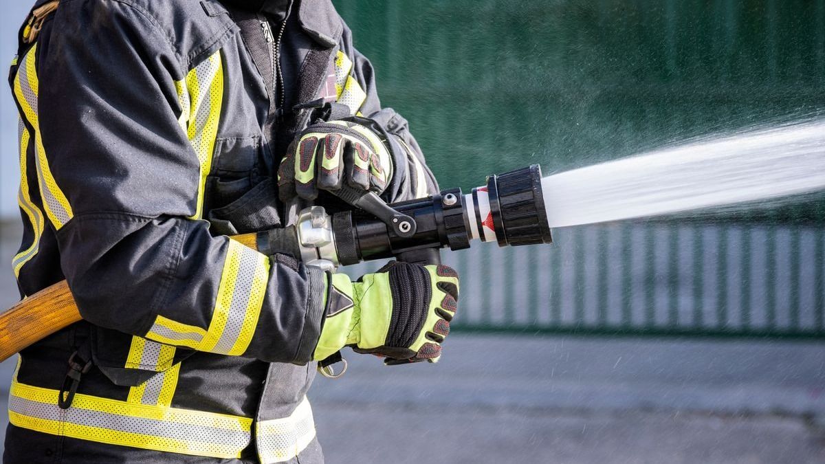 Kigyulladt egy ingatlan Baracson, több egység oltja a lángokat – Frissítve