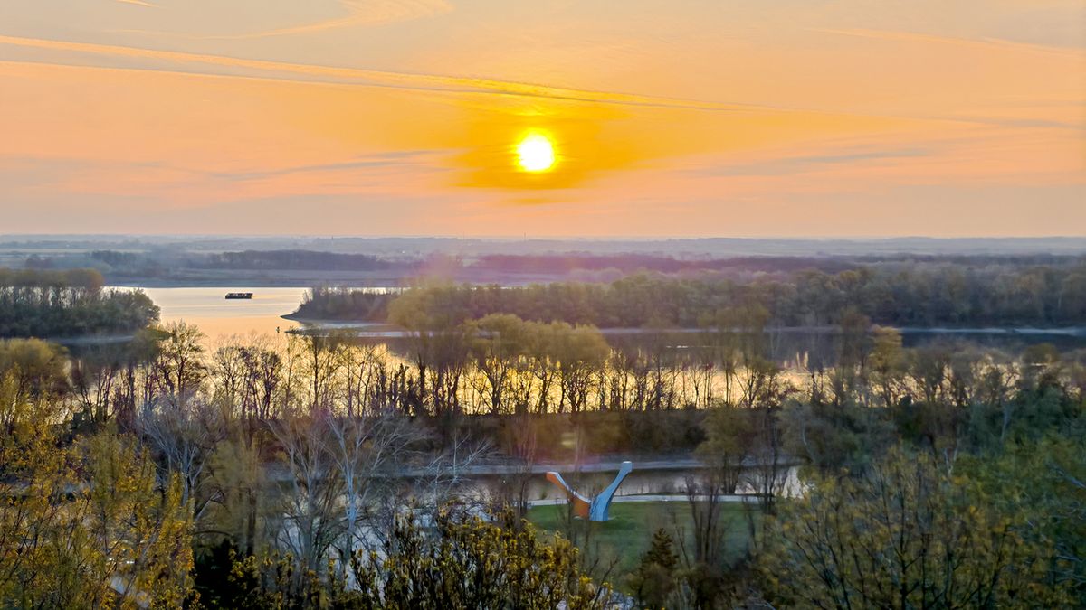 Lassan mozdul a Duna Dunaújvárosnál