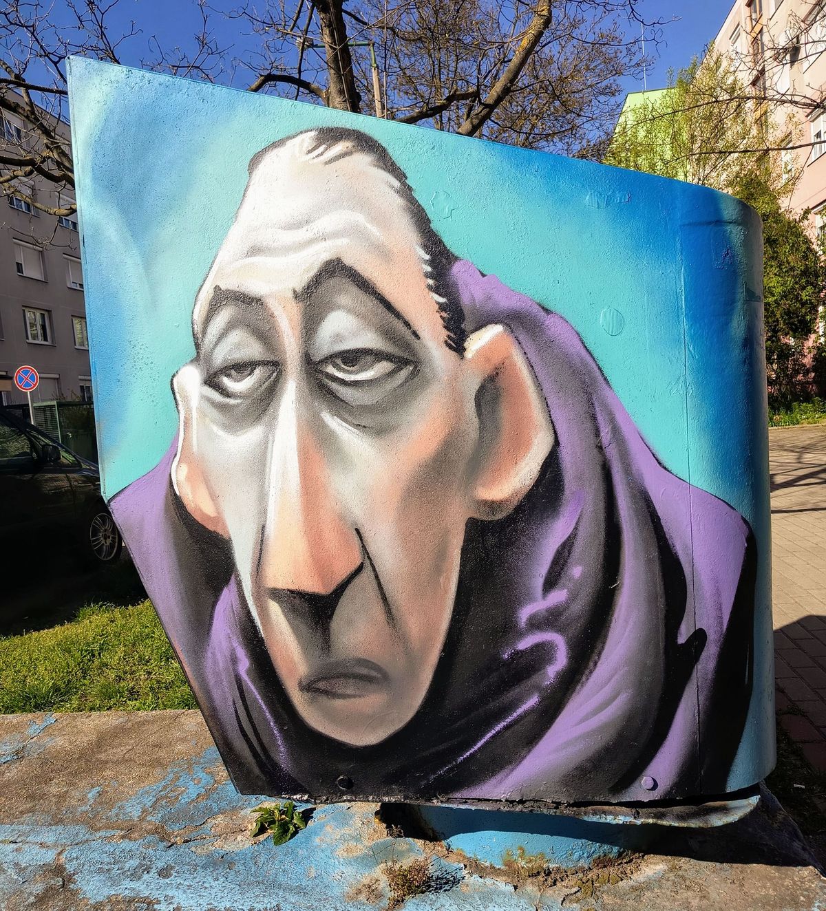 Graffiti hódít a Béke városrészben: különös figura tűnt fel a szellőzőn