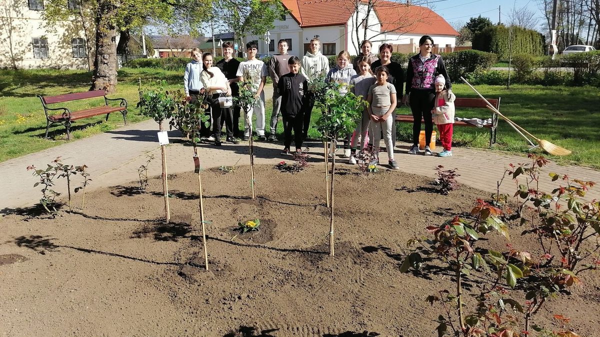 A perkátai diákok a tavaszi szünetben is aktívan szépítették iskolájuk parkját (galériával)
