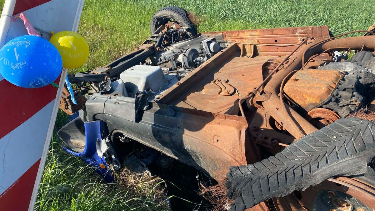 Senki sem tudja, ki és miért hagyta ott: roncsautó és különös díszítés a 62-es főúton